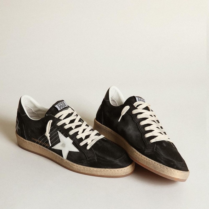 Golden Goose Ball Star Uomo in suede nero con stella in pelle bianca 2